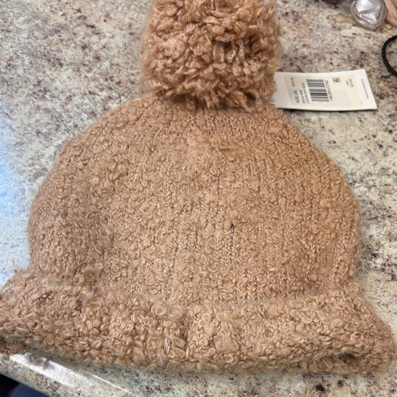 Levi's NWT OS Tan Knit alpaca blend Beanie with Pom-Pom hat - Picture 1 of 6
